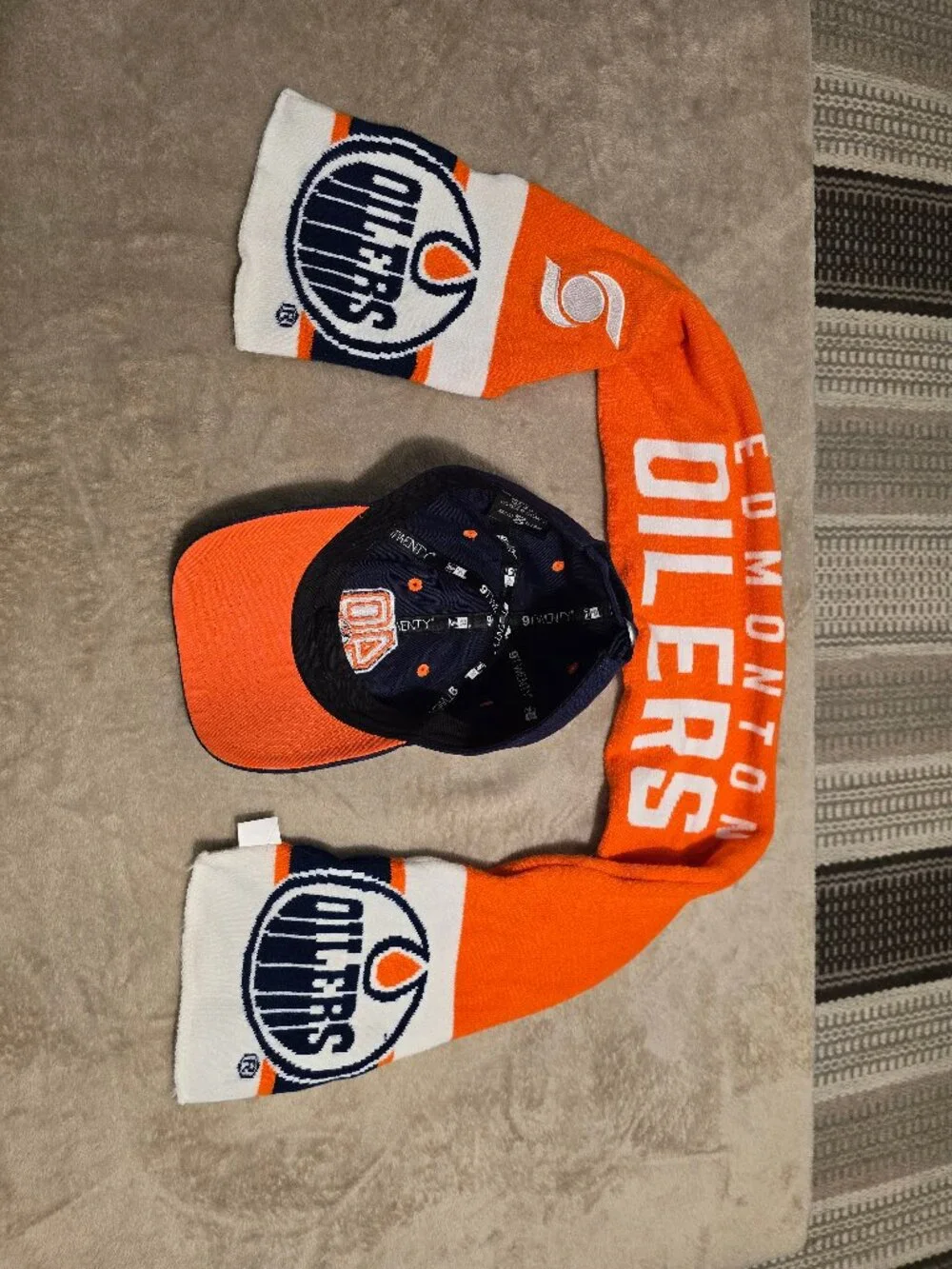 NHL Edmonton oiler 40th aniversery cap plus scarff, - Picture 2 of 6